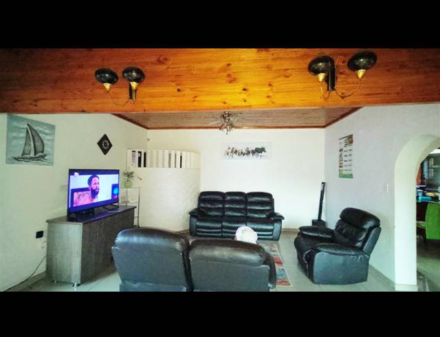 3 BEDROOM FREESTANDING FOR SALE IN CHASEDENE